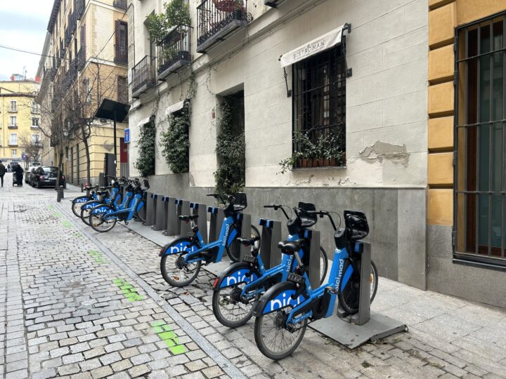Estación de bicicletas BiciMAD en Madrid
