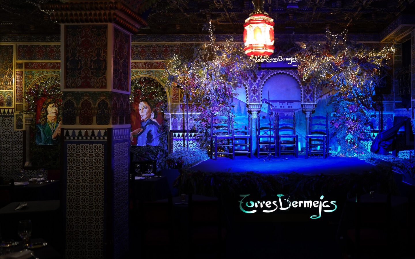 Sala y escenario del tablao flamenco Torres Bermejas en Madrid