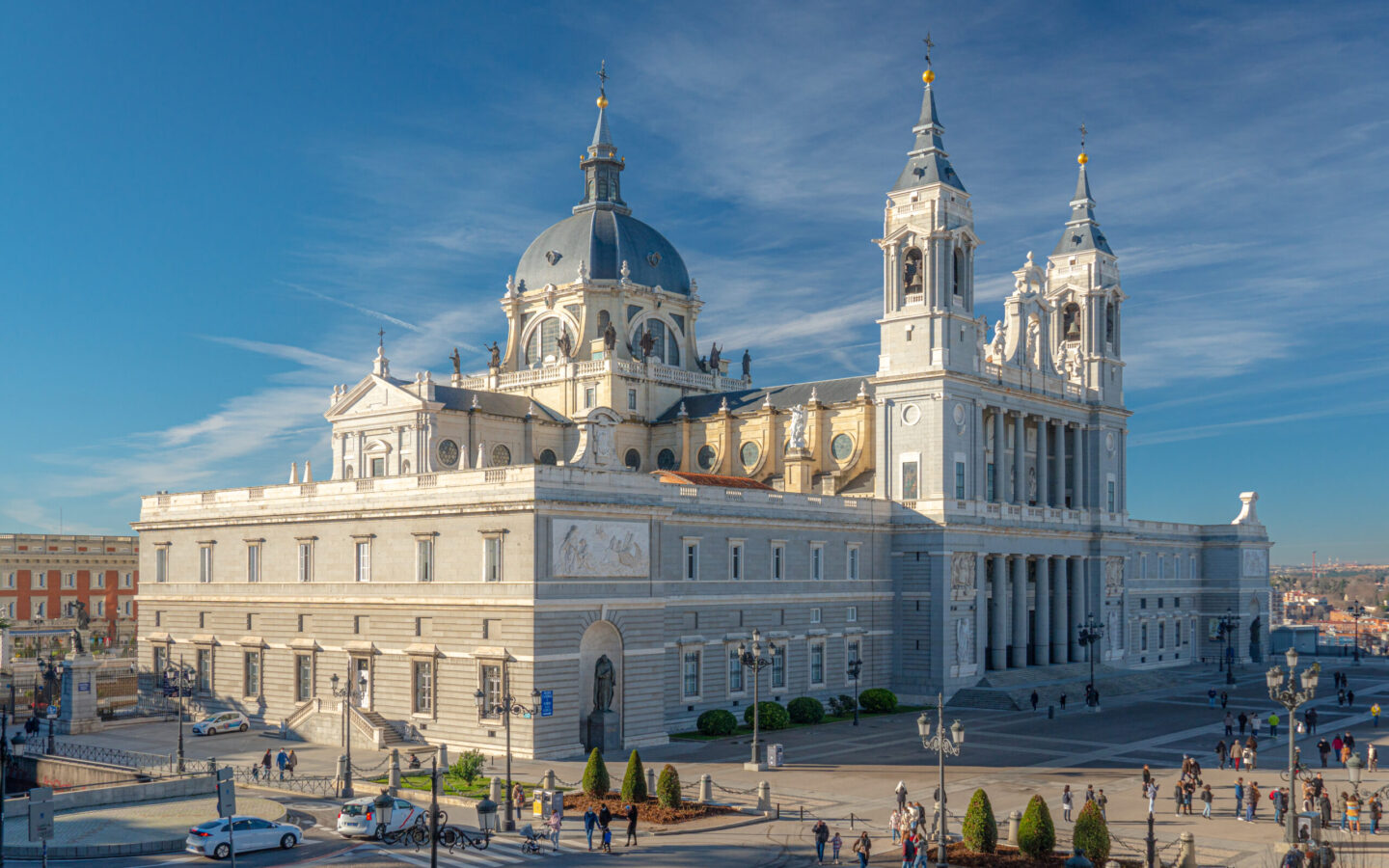 Catedral de la Almudena frente al Palacio Real de Madrid