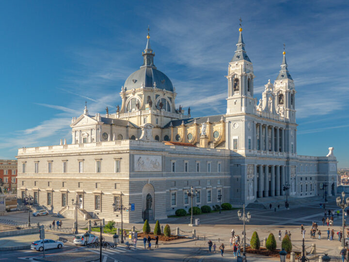 Catedral de la Almudena frente al Palacio Real de Madrid