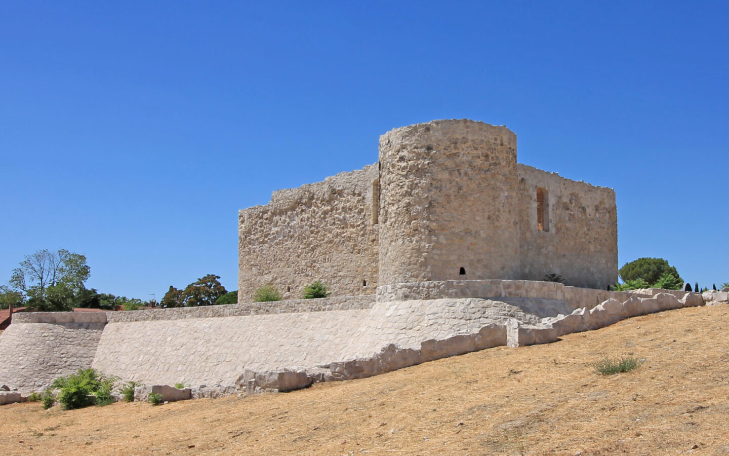 Restos restaurados del Castillo de la Alameda en Madrid