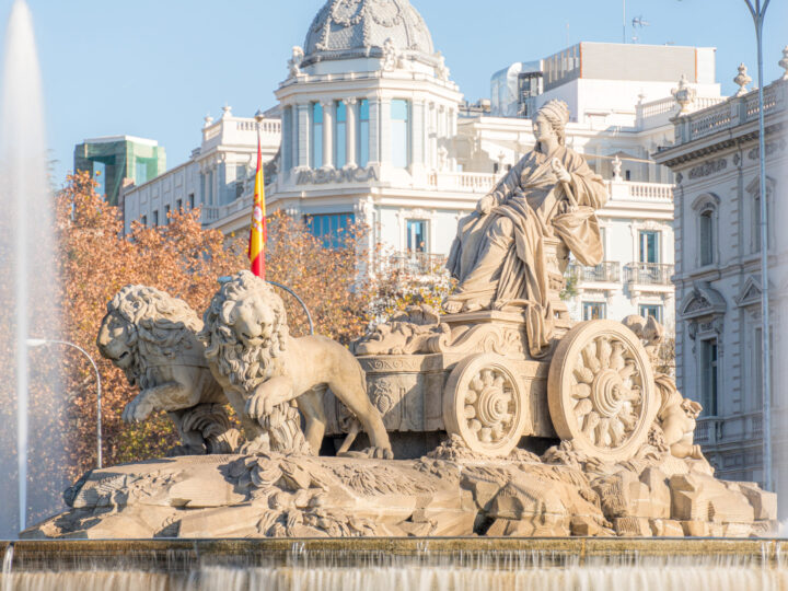 Fuente y plaza de Cibeles en Madrid