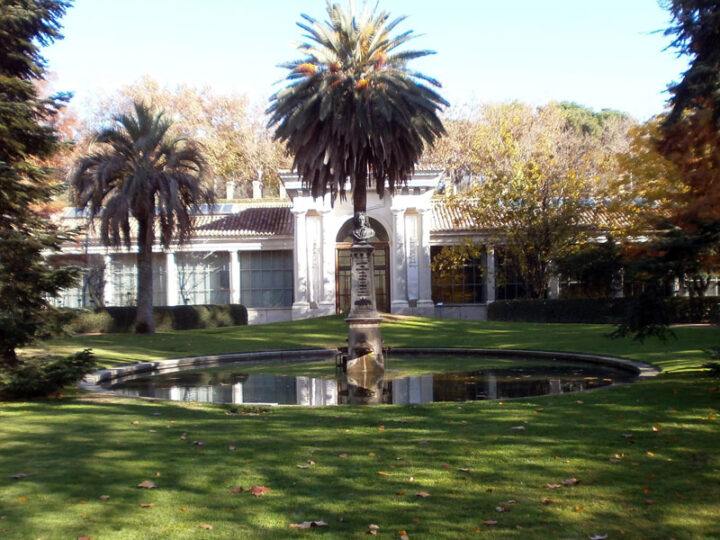 Estatua de Linneo y jardín histórico del Real Jardín Botánico de Madrid