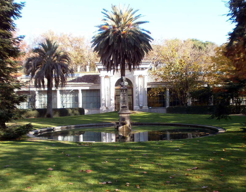 Estatua de Linneo y jardín histórico del Real Jardín Botánico de Madrid