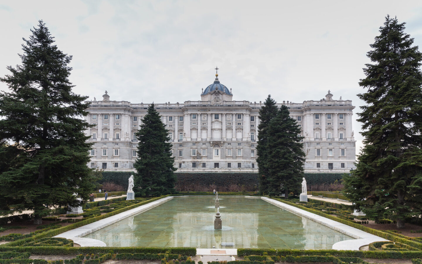 Jardines de Sabatini y fachada del Palacio Real de Madrid