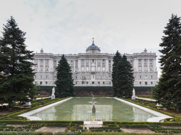 Jardines de Sabatini y fachada del Palacio Real de Madrid