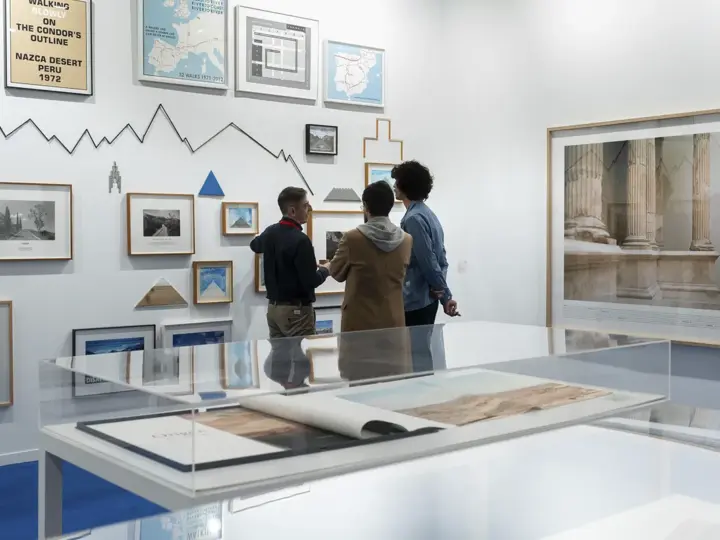 Visitantes recorren una galería de arte contemporáneo en Estampa Madrid