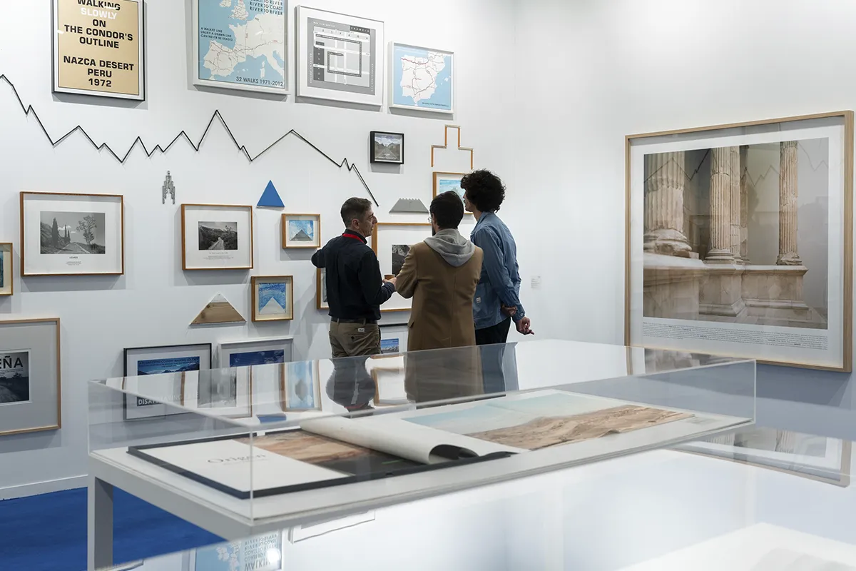 Visitantes recorren una galería de arte contemporáneo en Estampa Madrid