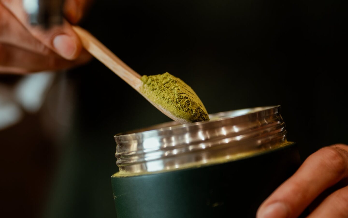 Preparación de matcha ceremonial en una cafetería de Madrid