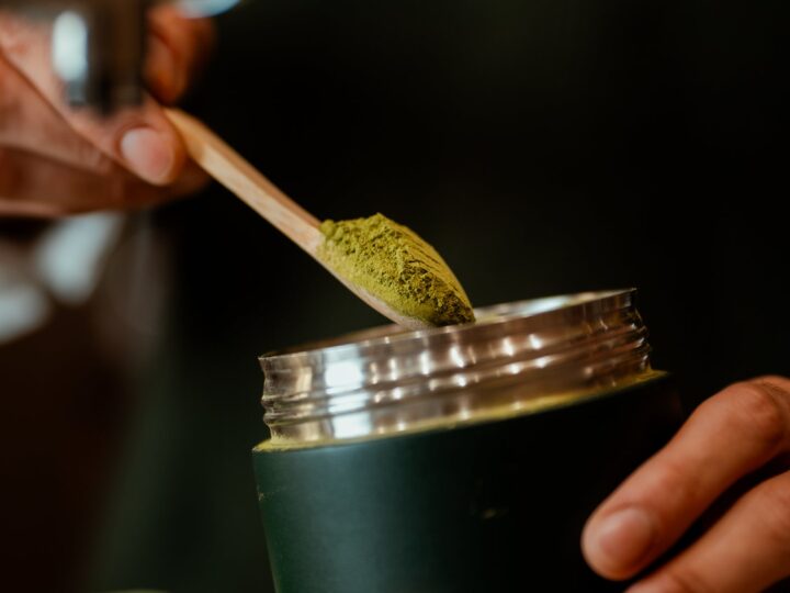 Preparación de matcha ceremonial en una cafetería de Madrid
