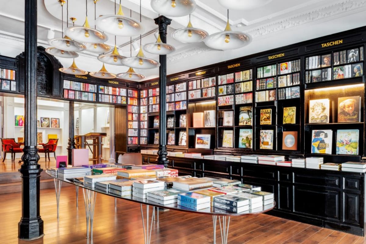 Interior de la tienda Taschen de Madrid
