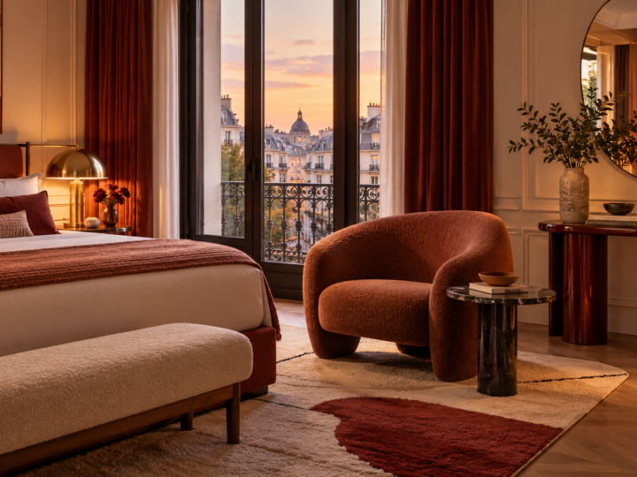 Habitación de hotel boutique con sillón, mesas y lámparas de diseño