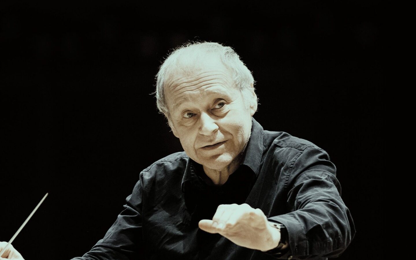 Ádám Fischer dirigiendo en cuatro momentos de un concierto sinfónico
