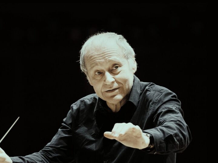 Ádám Fischer dirigiendo en cuatro momentos de un concierto sinfónico